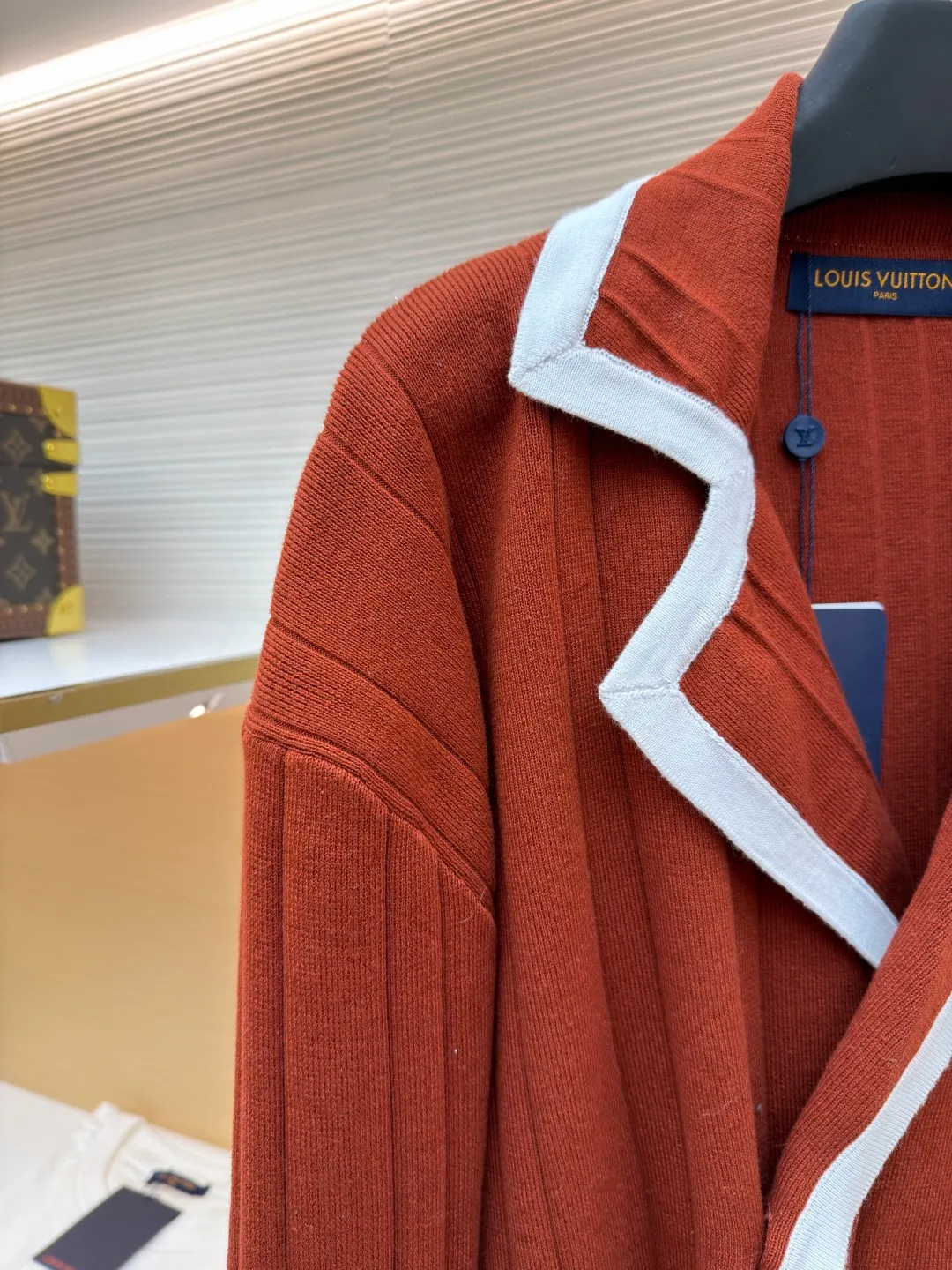 LOUIS VUITTON College style knitted cardigan ●Item number: 1682057-B95 ●Material: wool blended fabric ●Technology: knitted ●Color: red ●Version: fitted version ●Weight: about 755 grams ●Size: S-M-L-XL ●Description: This Louis Vuitton knitted cardigan is made of high-count wool blended fabric. It uses vertical pit strip knitting technology to create a delicate and crisp texture, which is both soft and supportive. The collar, placket and cuffs use contrasting piping technology, with white webbing and caramel brown main body forming a visual hierarchy. The edges are reinforced with overlocking to improve wearability. The double-breasted design on the front uses metallic resin buttons, echoing the three-dimensional badge on the body. The badge uses embroidery + patching composite technology to precisely sew the brand logo and decorative elements. The color transition is natural and not easy to fall off. The overall shape is optimized through diagonal side seam splicing, which not only retains the looseness of knitting, but also enhances the sharpness of the lines. It is a combination of craftsmanship and design. The overall wiring is straight and delicate, the fabric is comfortable and soft, and the color is consistent without color difference. It can be matched with the same style to create a fashionable look and control various occasions. Customized accessories, complete with three standards, same style for men and women!